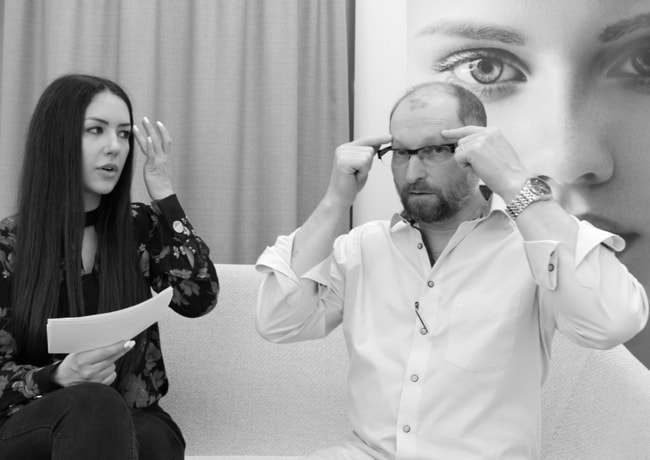 Dr. med. Hodorkovski spricht über die Behandlung eines Augenbrauenliftings